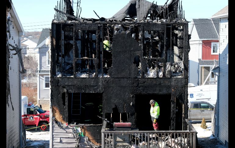 Investigadores laboran en los restos de una casa donde ayer murieron siete niños por un incendio en Halifax, Canadá. REUTERS/T. Pritchard