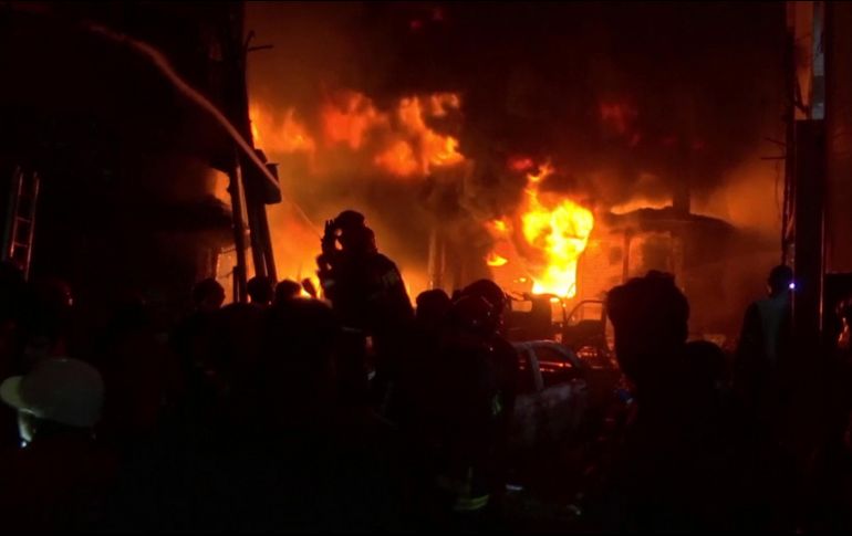 Las llamas corrieron a través de cuatro edificios contiguos, que también resultaron afectados. AP