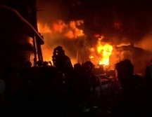 Las llamas corrieron a través de cuatro edificios contiguos, que también resultaron afectados. AP