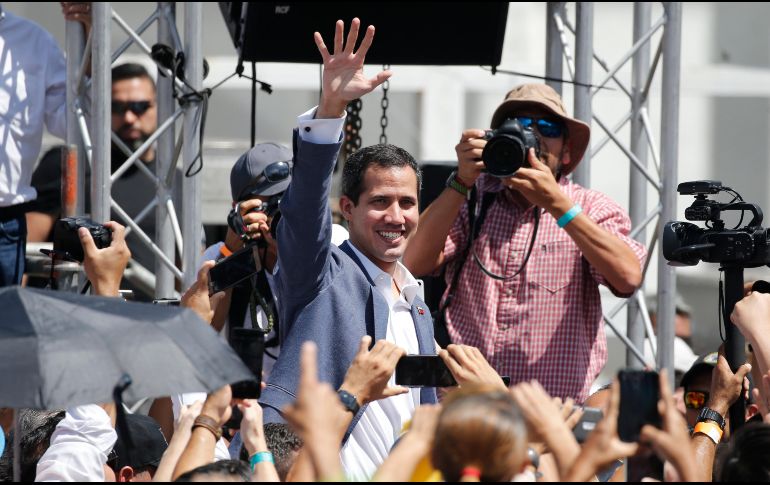 Guaidó pidió a las Fuerzas Armadas permitir el ingreso de las donaciones y ponerse del “lado de la Constitución”. AP/A. Cubillos