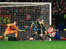 Primer gol rojiblanco. José María Giménez se tiende para rematar el balón que venció la zaga italiana. AFP /