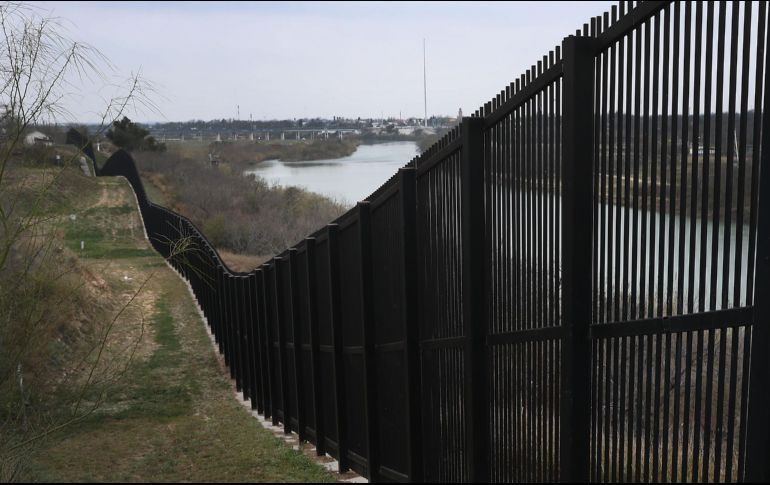 Trump busca más ingresos, además del otorgado por el Congreso de mil 400 MDD, para llevar a cabo una de sus promesas de campaña más populares: construir el muro en la frontera con México. AFP / ARCHIVO