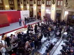 Al salir al patio ubicado a un costado del Salón Tesorería de Palacio Nacional algunos elementos de seguridad del lugar comentaron que en esa parte del recinto no se escuchó la alerta. YouTube / Tuitealo