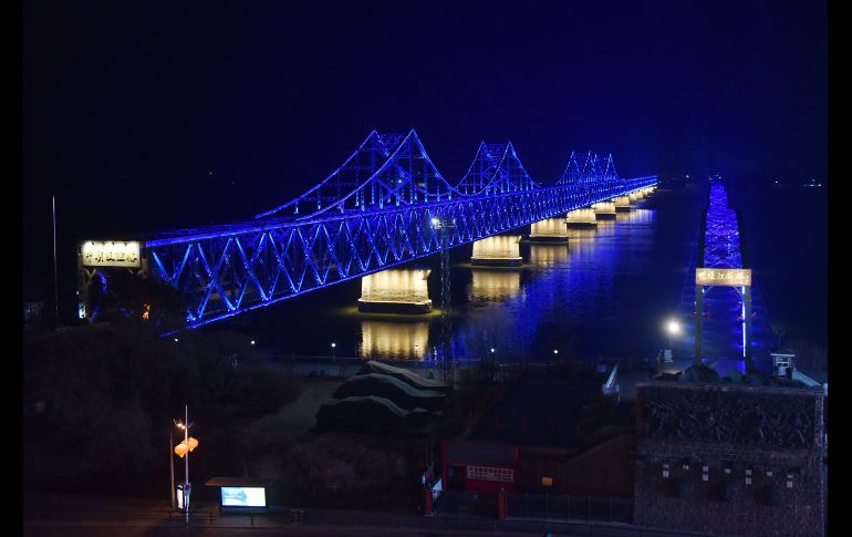 El puente de la Amistad, que va sobre el río Yalu entre China y Corea del Norte, se ve desde la ciudad china de Dandong. Se espera que el líder norcoreano Kim Jong-Un cruce el puente durante su trayecto en tren a través de China para la cumbre con el presidente estadounidense Donald Trump en Vietnam. AFP/G. Baker