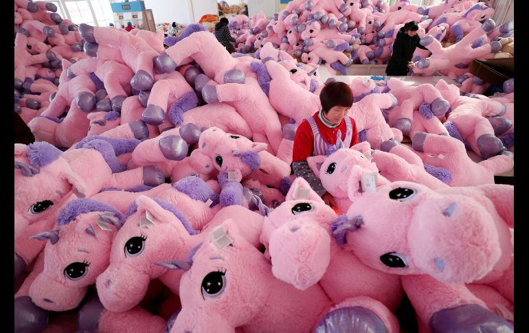 Mujeres trabajan en taller de unicornios de peluche para exportación en Lianyungang, China. REUTERS