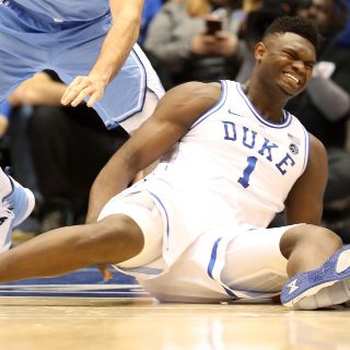 Explota zapato de prospecto de la NBA en pleno partido