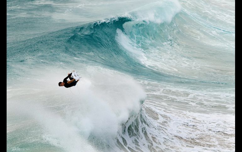 Surfistas atrapan olas en Snapper Rocks en Gold Coast,  Australia. En los próximos días, grandes oleadas y mareas altas arremeterán las playas del sureste de la región de Queensland mientras el ciclón 