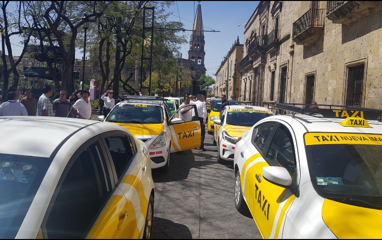 Los taxistas partieron de la Plaza de Toros y de ahí llegaron al Congreso, donde bloquearon la calles Hidalgo, Liceo y Pino Suárez. EL INFORMADOR / P. López