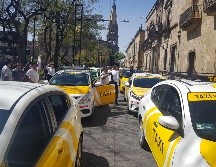 Los taxistas partieron de la Plaza de Toros y de ahí llegaron al Congreso, donde bloquearon la calles Hidalgo, Liceo y Pino Suárez. EL INFORMADOR / P. López