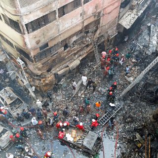 Suman 80 muertos por incendio en Bangladesh