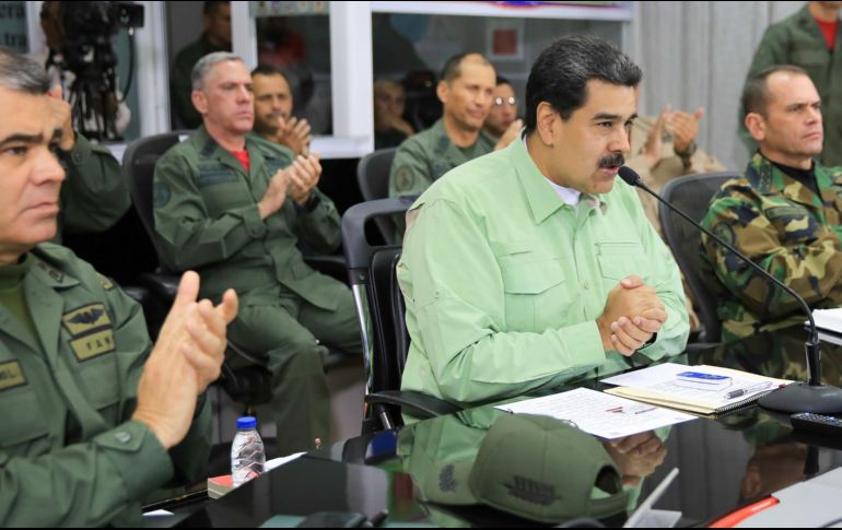 Fotografía cedida por prensa de Miraflores que muestra a Nicolás Maduro (c), mientras participa en un acto de gobierno en compañía de militares en Caracas. EFE/Prensa Miraflores