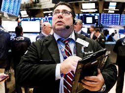 El promedio industrial Dow Jones cedió 103 unidades, 0.4%, y se ubicó en 25 mil 850 enteros. EFE/ARCHIVO