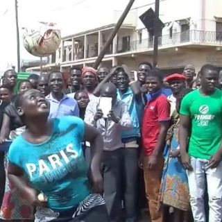 Africana sorprende por su dominio del balón