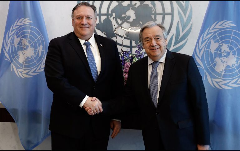 El secretario de Estado de EU, Mike Pompeo (i), es recibido por el secretario general de Naciones Unidas, António Guterres (d), a su llegada a la sede del organismo. EFE/P. Foley