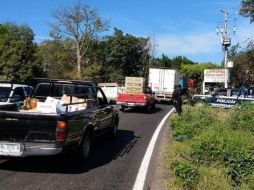 Autoridades sorprendieron a los presuntos narcotraficantes cuando éstos viajaban a bordo de un convoy de camionetas de diversos tipos. TWITTER/@contramuromx
