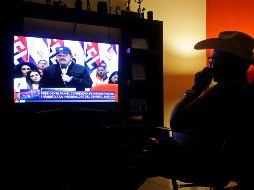 Una persona ve un discurso oficial de Daniel Ortega a través de la televisión. REUTERS/O. Rivas