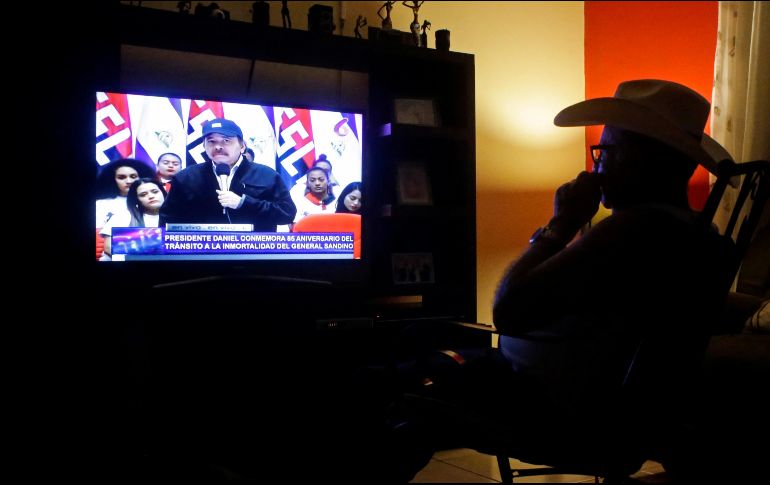 Una persona ve un discurso oficial de Daniel Ortega a través de la televisión. REUTERS/O. Rivas