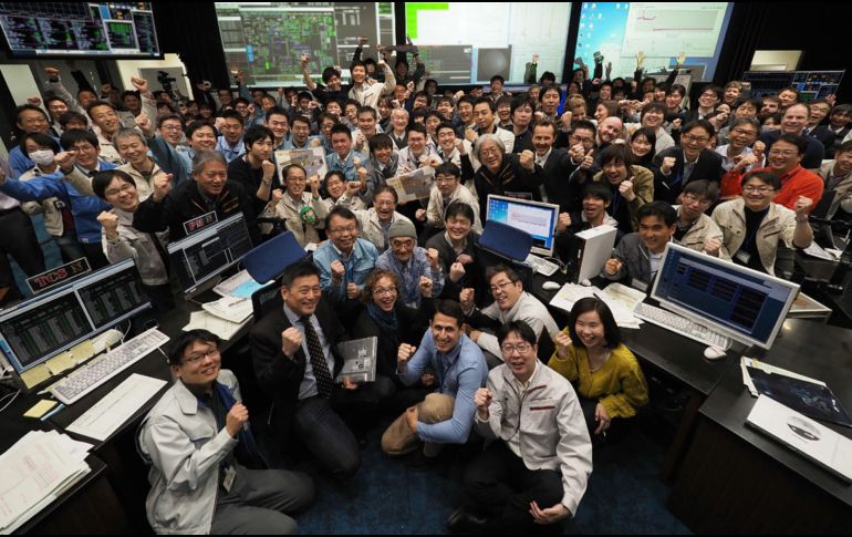 Los trabajadores del centro de control de la Agencia Japonesa de Exploración Aeroespacial recibieron la noticia con júbilo. AFP/JIJI PRESS