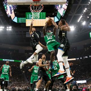 Bucks vencen a Celtics en juego con sabor a playoffs en la NBA