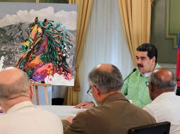 Maduro cortó lazos con Washington y anunció el cierre de todas sus misiones en EU el mismo 23 de enero en que Guaidó se declaró presidente. AFP/Presidencia de Venezuela