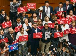 El grupo parlamentario de Morena en el Senado respaldó la creación de la Guardia Nacional con mando civil, propuesta contraria a la que impulsó el Presidente, quien buscaba que el Ejército se encargara del cuerpo de seguridad. NOTIMEX