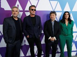 Alfonso Cuarón posa al lado de otros directores nominados a Mejor película extranjera. Reuters/M. Anzuoni