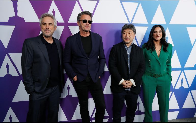 Alfonso Cuarón posa al lado de otros directores nominados a Mejor película extranjera. Reuters/M. Anzuoni