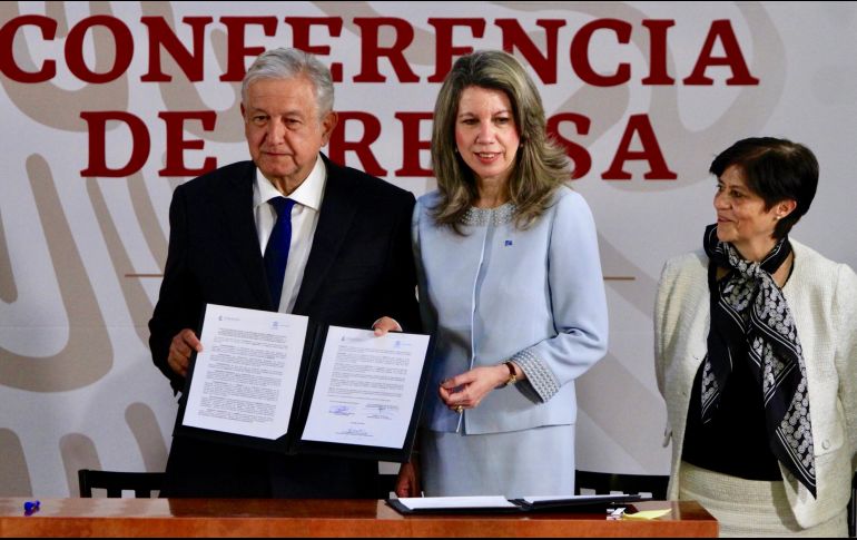 López Obrador firma un acuerdo de colaboración con la ONU para garantizar la calidad del agua en Morelos, si es que se aprueba el funcionamiento de la termoeléctrica en Huexca. Lo acompaña Katia Argueta, representante de la ONU. NTX / J. Lira