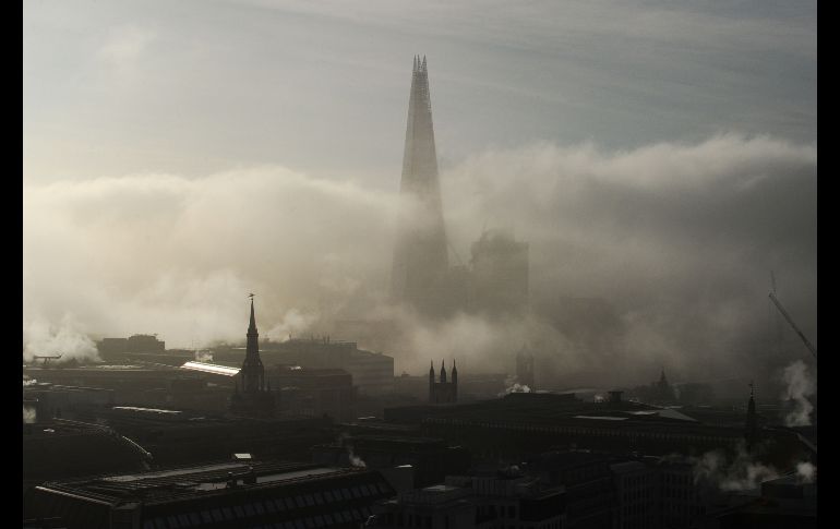 El edificio The Shard se ve sobre la neblina en Londres, Inglaterra. AFP/D. Sorabji