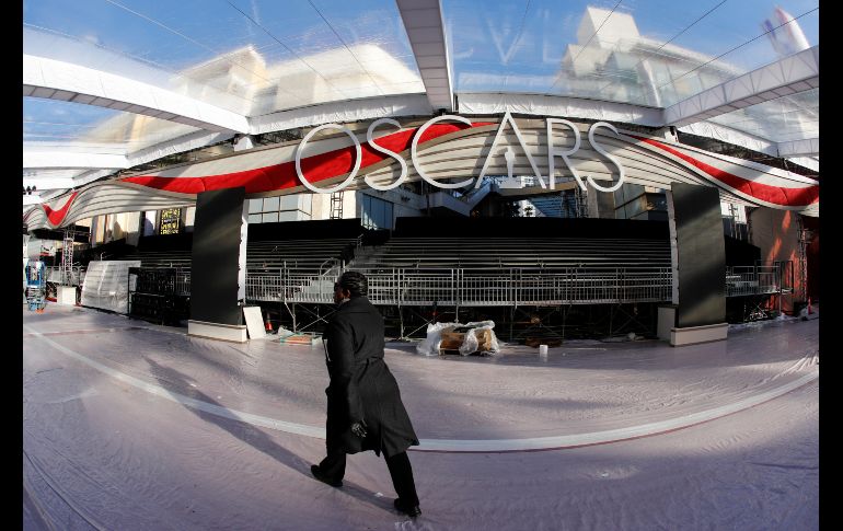 Un guardia de seguridad camina sobre la alfombra roja cubierta de plástico, mientras continúan los preparativos para la ceremonia de entrega de los premios Oscar en Los Ángeles, Estados Unidos. REUTERS/M. Blak