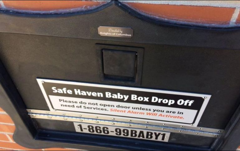 En redes, la polémica no se ha hecho esperar. La organización señala que el impacto ha orillado a las madres a preguntar por las cajas, pero son persuadidas para mantener a sus bebés. ESPECIAL / safehavenbabyboxes.com