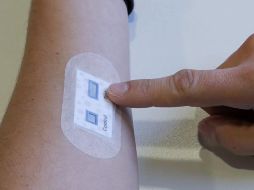 El parche para la piel mide ocho centímetros del argo y cuatro de ancho y cuando entra en contacto con un líquido, activa una reacción electroquímica de electrodos. TWITTER / @CSIC