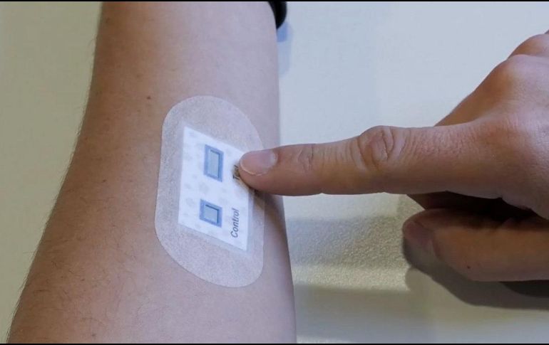 El parche para la piel mide ocho centímetros del argo y cuatro de ancho y cuando entra en contacto con un líquido, activa una reacción electroquímica de electrodos. TWITTER / @CSIC