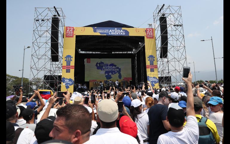 El evento, convocado por el multimillonario Richard Branson, comenzó a las 11:00 hora local, en el lado colombiano del puente fronterizo de Tienditas, con el himno nacional de Colombia.