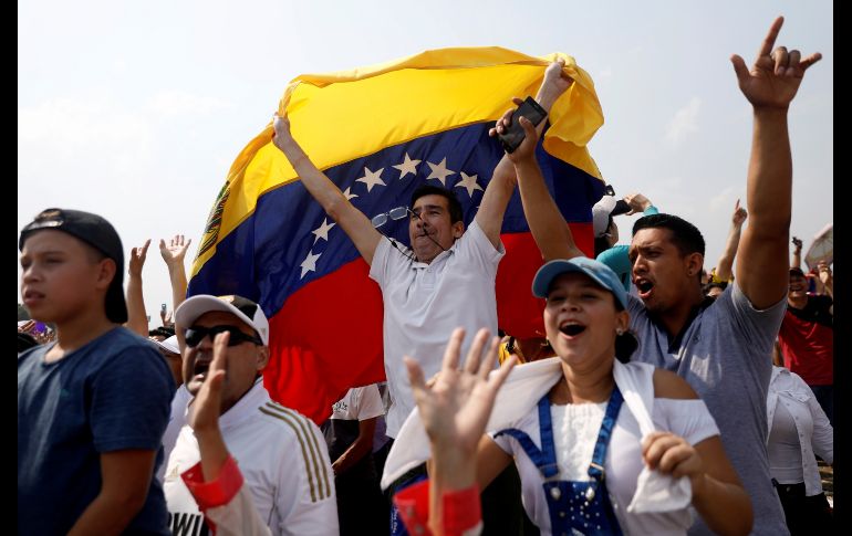 Miles de venezolanos, incluidos algunos que lograron cruzar la frontera, se unieron a migrantes en Colombia para asistir al concierto en el que varias celebridades se reunieron para apoyar a la oposición de Venezuela y presionar al gobierno de Nicolás Maduro para que permita el ingreso de ayuda humanitaria al país.