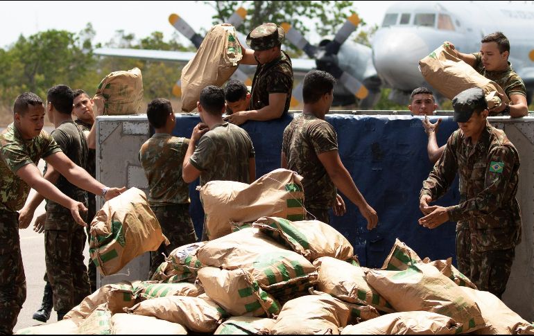 Soldados brasileños organizan un cargamento con ayuda humanitaria destinada para Venezuela, este viernes, en Boa Vista. EFE/J. Alves