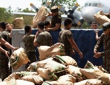 Soldados brasileños organizan un cargamento con ayuda humanitaria destinada para Venezuela, este viernes, en Boa Vista. EFE/J. Alves