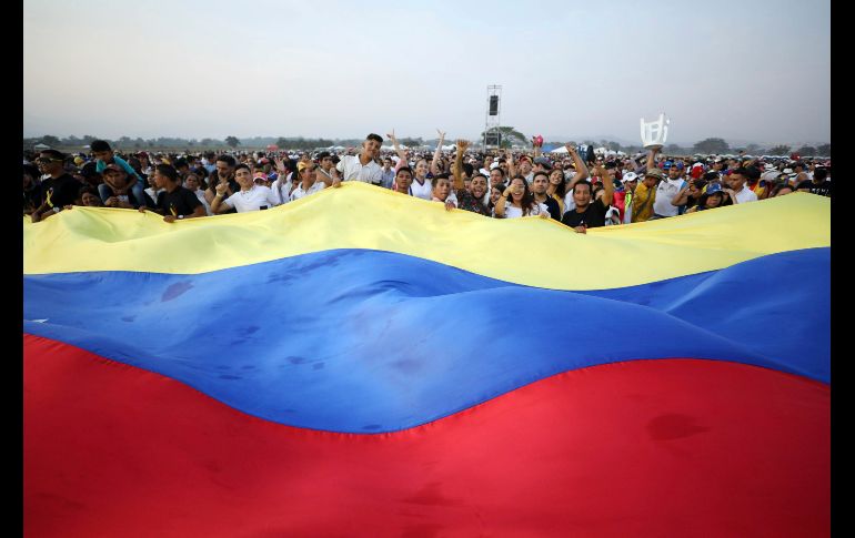 Con una bandera gigante de Venezuela. AP/F. Vergara