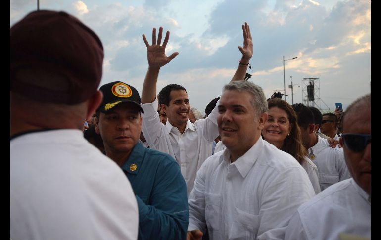 El presidente del Parlamento de Venezuela, Juan Guaidó (c), quien se proclamó presidente interino, a su llegada al concierto en Cúcuta, junto al presidente colombiano Iván Duque (d).