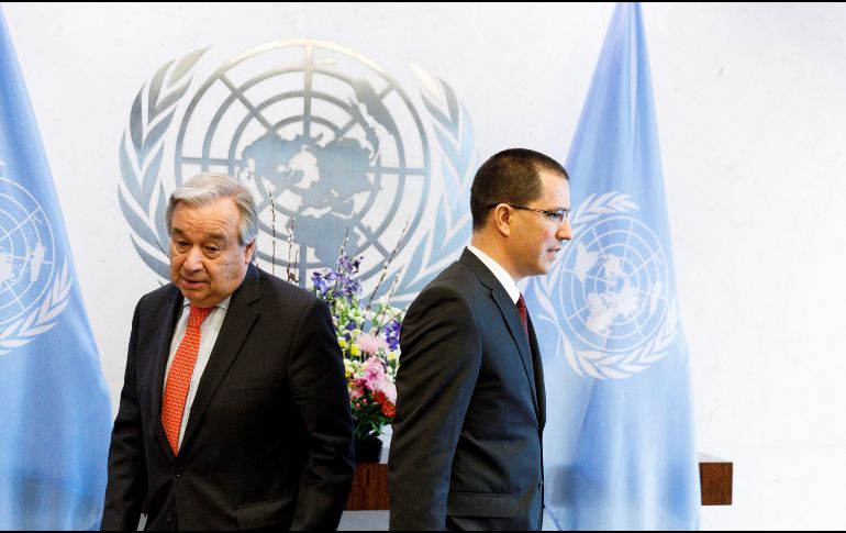 El ministro de Exteriores de Venezuela, Jorge Arreaza (d), se reúne con el secretario general de la ONU, António Guterres (i), en la sede de las Naciones Unidas en Nueva York. EFE/J. Lane