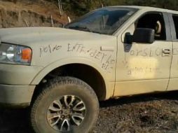 En el vehículo donde estaban los cadáveres se apreciaban mensajes amenazantes. ESPECIAL