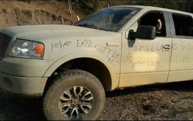 En el vehículo donde estaban los cadáveres se apreciaban mensajes amenazantes. ESPECIAL