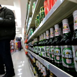 Mueren 50 personas por beber alcohol adulterado en la India