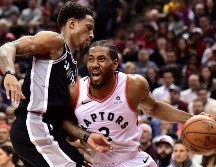 DeMar DeRozan (izq.) y Kawhi Leonard (der.) tuvieron un mano a mano ayer en Toronto. AP/F. Gunn