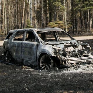 Turba de 700 personas caza y quema a grupo armado en Veracruz