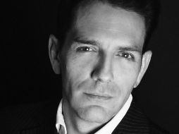 Sebastián Moncayo. El actor recrea al “Señor Telenovela”, don Ernesto Alonso, en la bioserie  “Silvia… Frente a ti”. ESPECIAL