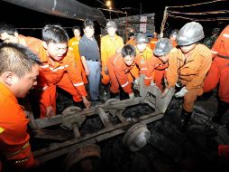 Un vehículo, que transportaba a unos cincuenta trabajadores hasta la explotación, perdió el control debido a un fallo en los frenos y se estrelló a la entrada de un túnel. EFE / ARCHIVO