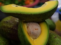 El grupo de investigadores encuentran en el hueso del aguacate moléculas llamadas acetogeninas que pueden ser usadas como medicamentos y conservadores de alimentos. NTX / ARCHIVO