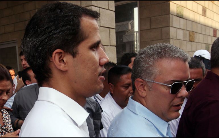 El presidente de la Asamblea Nacional de Venezuela, Juan Guaidó (i), y el presidente de Colombia, Iván Duque (d), llegan al puente internacional Tienditas. EFE / M. Duenas