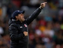 ''Nos vamos tristes porque hemos merecido mucho más ante un gran equipo, todos lo conocen, pero resaltar el esfuerzo (…) porque dejamos todo en la cancha'', dice el entrenador. EFE / F. Guasco